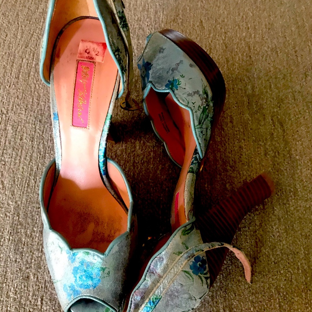 Betsy Johnson Blue Floral print paper pumps